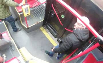 VIDEO: Jazdec na kolobežke omdlel a spadol, namiesto pomoci ho okradol a nechal ležať na zemi