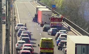 FOTO: Na D1 do Malaciek sa zrazili štyri autá, doprava je odklonená