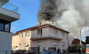 FOTO: Požiar dielne v Pezinku poškodil aj rodinný dom. Nedbalosťou ho zrejme založil dôchodca
