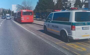 Bratislavskí policajti hľadajú vodiča auta, ktorý bol súčasťou havárie na Tomášikovej ulici