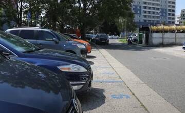 Modré parkovanie v Petržalke porušuje VZN mesta, preto by podľa prokurátorky malo byť zrušené