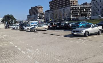 Všetky autá stojace na parkovisku na Jasovskej dostali žlté lístky. Čo bol dôvod?