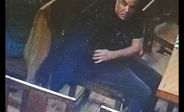 VIDEO: Muž okrádal nič netušiacich zákazníkov podniku priamo za ich chrbtom, všetko však zachytila kamera