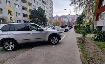 Parkovanie na ulici v Petržalke vyvoláva otázky. Obyvatelia nevedia, kedy dostanú pokutu