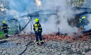 FOTO: Stupavskí hasiči zasahovali pri požiari drevenej stavby v Borinke