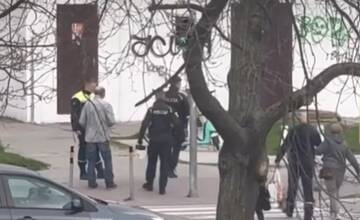 VIDEO: Tak toto sa petržalským policajtom podarilo. Seniorke odniesli nákup až domov