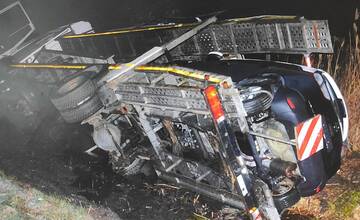 FOTO: Prevrátený kamión či zrážka dvoch áut. Bratislavskí policajti mali v noci plné ruky práce