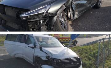 Pred Rusovcami došlo k dopravnej nehode. Na ceste sú kusy plastu, úsek riadia policajti