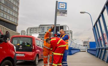 FOTO: Dopravný podnik Bratislava vymenil v meste viac ako tisíc starých označníkov za nové