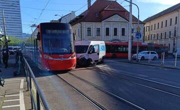 V Bratislave došlo k zrážke električky s autom. Nehodu hlásite aj na D1