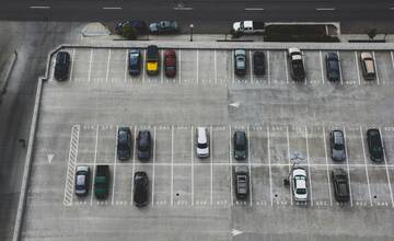 Hádka o parkovacie miesto v Bratislave vyústila do vyhrážok zabitím