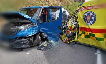 V obci Mýtna zomrel pri nehode sanitky bratislavský záchranár. Zrazil sa s odťahovkou