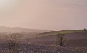 Saharský prach sa vrátil. V najbližších dňoch opäť zašpiní autá, parapety či balkóny