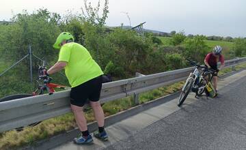 FOTO: Policajti neverili vlastným očiam. Po diaľnici D2 jazdili rekreační cyklisti