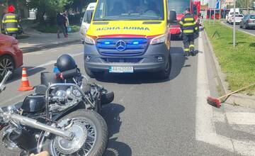 Nehoda na frekventovanej ulici v Ružinove. Motocykel sa zrazil s osobným autom
