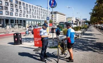 Bratislavskí mestskí policajti si posvietia na e-kolobežkárov. Za porušenie pravidiel hrozia pokuty