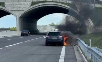 Na rýchlostnej ceste R7 horí auto. Na mieste zasahujú hasiči a záchranári