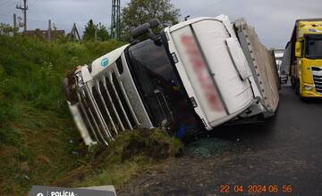 Prevrátený kamión na D2 z Česka do Bratislavy. Pripravte sa na zdržanie