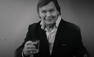 Zomrel legendárny spevák Dušan Grúň. Jeho víkendový status o modlitbách bol podvod