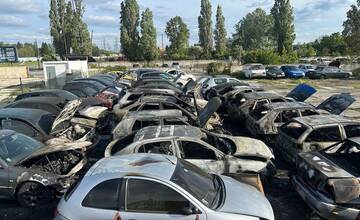 V Novom Meste vyčíňal podpaľač. V areáli na Vajnorskej horelo 16 áut