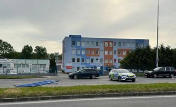 Zlodeji luxusným autom vyrazili bránu na Bajkalskej v Bratislave. Na mieste je polícia