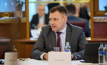 Taraba upravuje výrub stromov tak, aby sa za ne nemohol medveď skryť