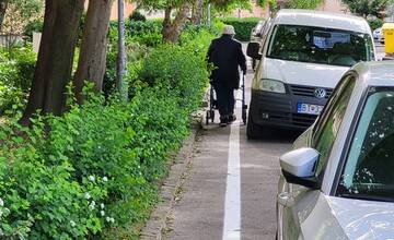 Kocúrkovo na ružinovských Trávnikoch. Chodníky patria po novom autám, chodci majú chodiť po ceste 