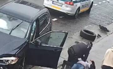 VIDEO: Dráma na Farského ulici. Muž skončil po dopravnej nehode v bezvedomí, oživovali ho policajti