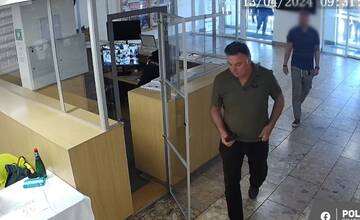 FOTO: Polícia pátra po mužovi, ktorý odcudzil nôž z výstavy v Ružinove. Spoznávate ho?