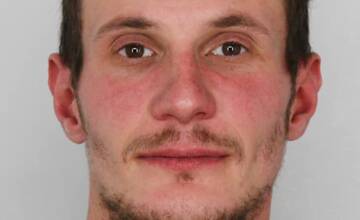 Polícia pátra po 33-ročnom Bratislavčanovi Patrikovi. Má iba spodné zuby a na pravej nohe tetovanie sochy