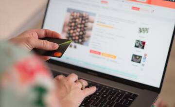 PREHĽAD: Na týchto e-shopoch nenakupujte. Môžu zneužiť vaše osobné údaje alebo vás okradnúť