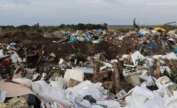 FOTO: Muž z Dunajskej Stredy nelegálne uskladnil pri Bratislave 200-tisíc ton odpadu, chcel si vyrobiť pretekársku dráhu