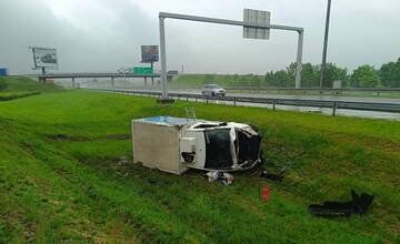 Intenzívny dážď sa už podpisuje na bratislavskej doprave. Polícia po nehode vyzýva na opatrnosť