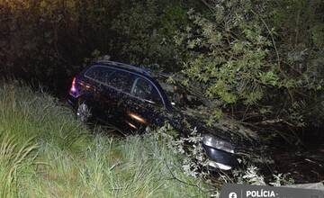 Malackí policajti si „užili“ víkend s opitými vodičmi. Jeden skončil v kríkoch, druhý jazdil zo strany na stranu