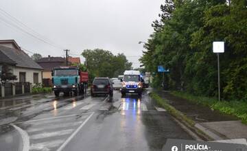 Auto zn. Hyundai v Pezinku zrazilo chodkyňu na priechode. Polícia hľadá vodičov, ktorí nehodu mohli natočiť