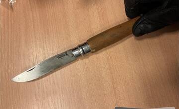 Dráma v električke. Výtržník sa vyhrážal cestujúcim s nožom v ruke