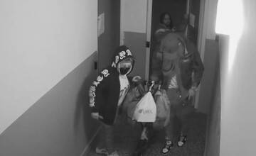 FOTO: V Petržalke hľadajú bytových zlodejov. Správali sa zvláštne, zrejme pod vplyvom drog?