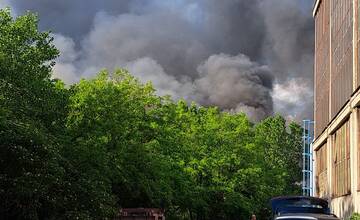 Obrovský mrak čierneho dymu nad Bratislavou. Údajne horí na železničnej stanici východ