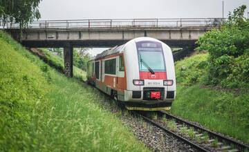 Na trati medzi Sencom a Sládkovičom sa na priecestí prevrátilo auto. Vlaky nepremávajú