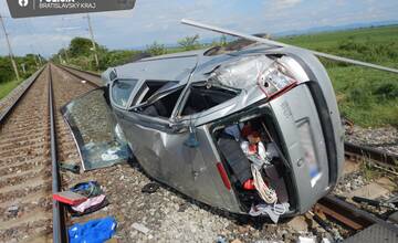 Opitý vodič sa prevrátil rovno na železničnom priecestí. Vlaky medzi Sencom a Sládkovičovom meškali vyše hodinu
