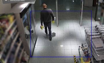 FOTO: Zlodej holiacich strojčekov v Retre. Ukradol ich šesť, čo všetko si potreboval oholiť?