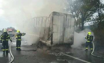 Na diaľnici pri Stupave smerom na Bratislavu horí kamión, úsekom prejdete v jednom pruhu