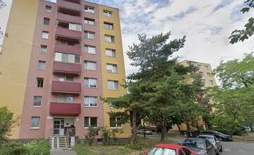 Z bytovky na Azalkovej ulici vypadla 72-ročná dôchodkyňa. Spadla zo siedmeho poschodia