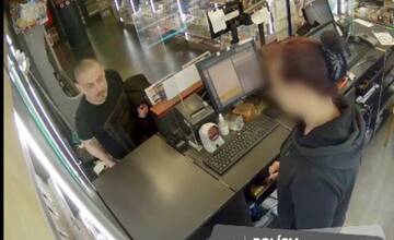 FOTO: Polícia rieši prípad ukradnutej bankomatovej karty. Nevideli ste tieto osoby? Môžu objasniť prípad