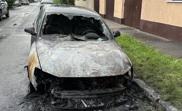 V Ružinove horelo auto. Pri požiari zasahovalo 9 hasičov