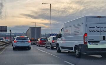 Rannú dopravu v Bratislave komplikujú nehody na Račianskej a na diaľnici D1