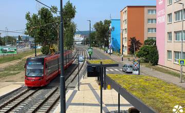 FOTO: Bratislava má svoju prvú zelenú zastávka MHD s rastlinnou strechou 