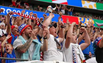 V Bratislave dnes môžete našim futbalistom fandiť na námestí. Vo Frankfurte si zatiaľ Slovensko poplietli s Maďarskom