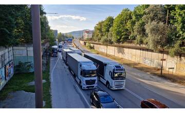 Pokazená dodávka na diaľnici D1 a kolóny. Ranná doprava v Bratislave