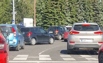 Pokazené auto na diaľnici D1 pred Sencom a kolóny. Ranná doprava v Bratislave